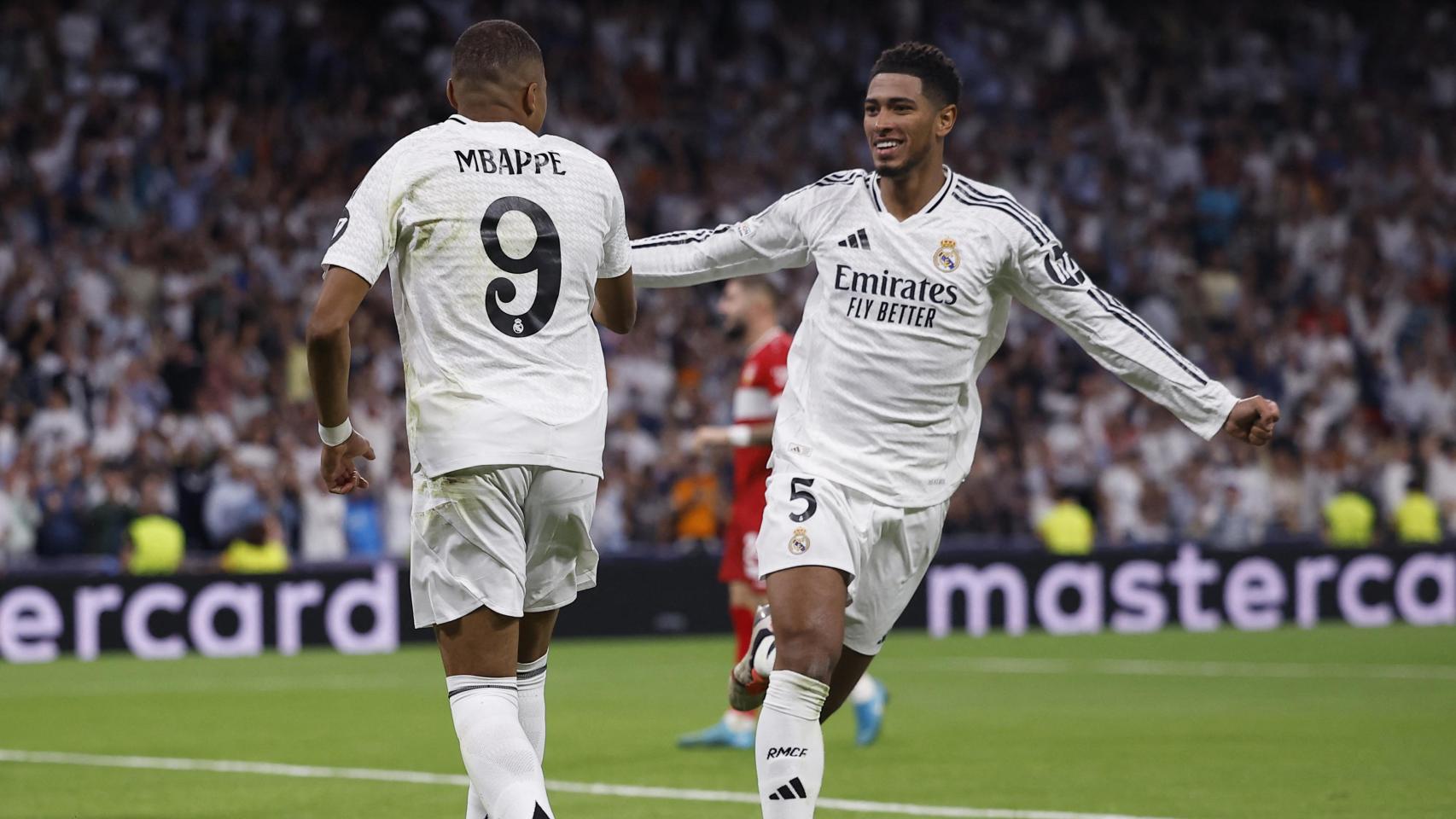 Mbappé celebra su primer gol en Champions con el Real Madrid con Bellingham.