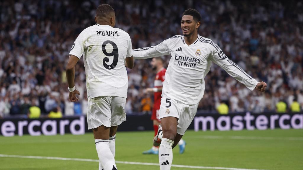 Mbappé celebra su primer gol en Champions con el Real Madrid con Bellingham.