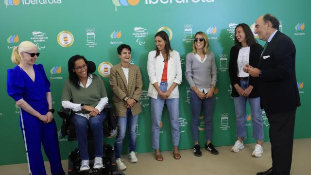 Ignacio Galán, en la sede de Iberdrola junto a las deportistas María Pérez, Teresa Perales, Susana Rodríguez, Sara Sorribes, Elena Congost y Laura Ester.