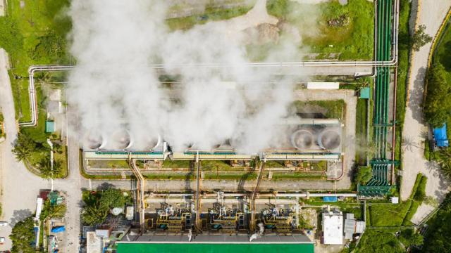 Planta de energía geotermal en las montañas