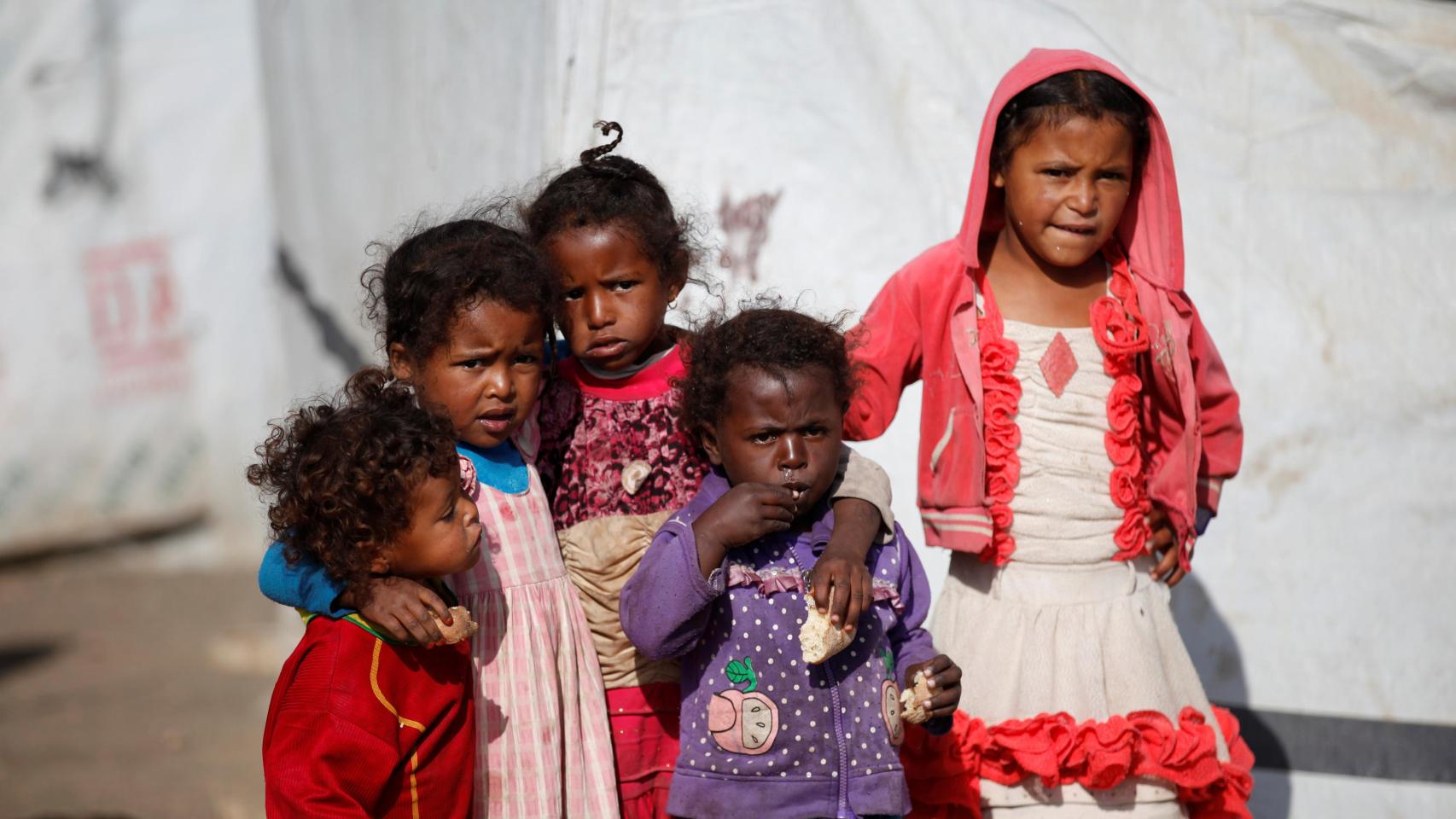 Niñas en situación de pobreza extrema en Yemen.