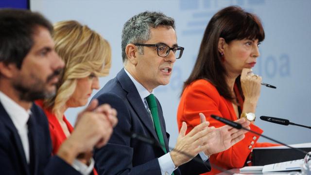 I-D: El ministro de Cultura, Ernest Urtasun; la ministra de Educación, Pilar Alegría; el ministro de la Presidencia, Félix Bolaños; y la ministra de Igualdad, Ana Redondo, durante una rueda de prensa posterior al Consejo de Ministros.