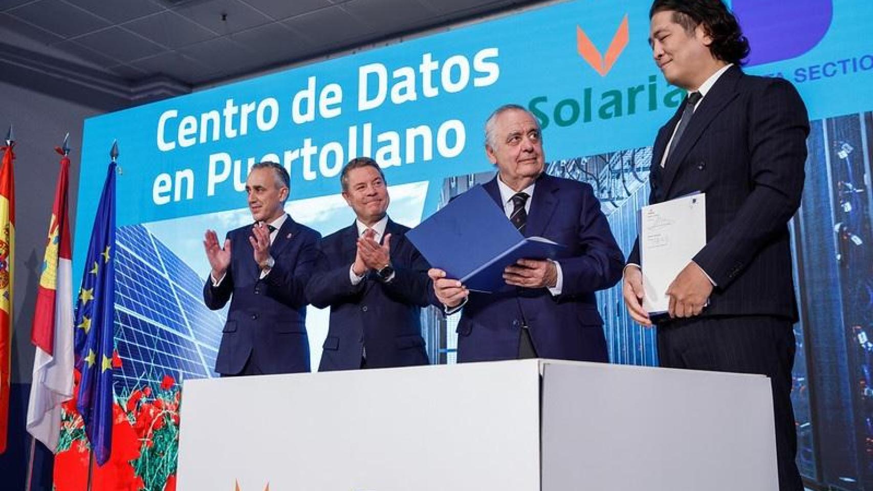 Solaria y  la tecnológica japonesa Datasection firman en Puertollano (Ciudad Real) un acuerdo para desarrollar un centro de datos de inteligencia artificial, con el presidente de Castilla-La Mancha, Emiliano García-Page, y el alcalde de Puertollano, Miguel Ángel Ruiz