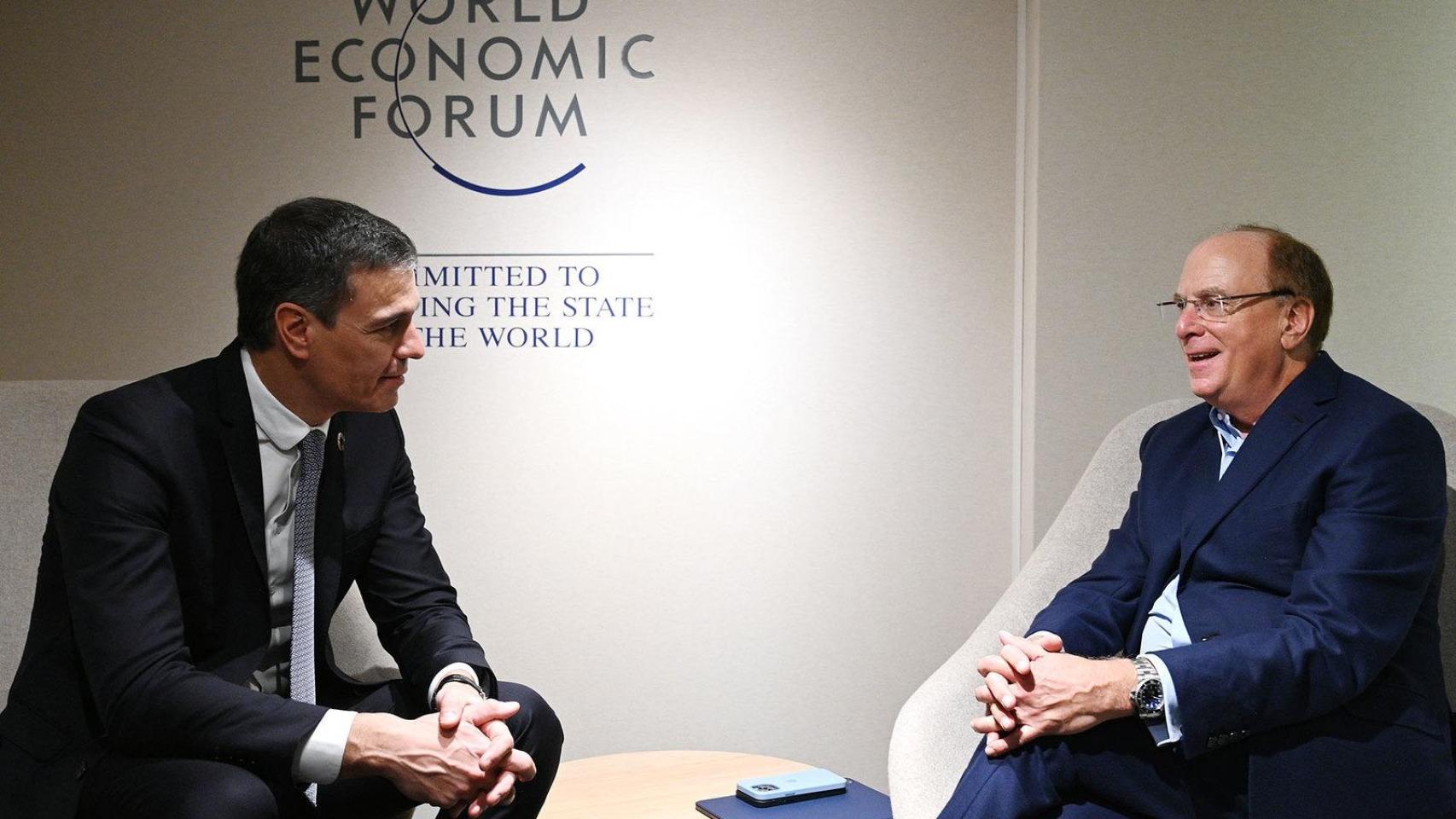 Pedro Sánchez, presidente del Gobierno, y Larry Fink, director ejecutivo de BlackRock, en el foro de Davos, el pasado 2023.