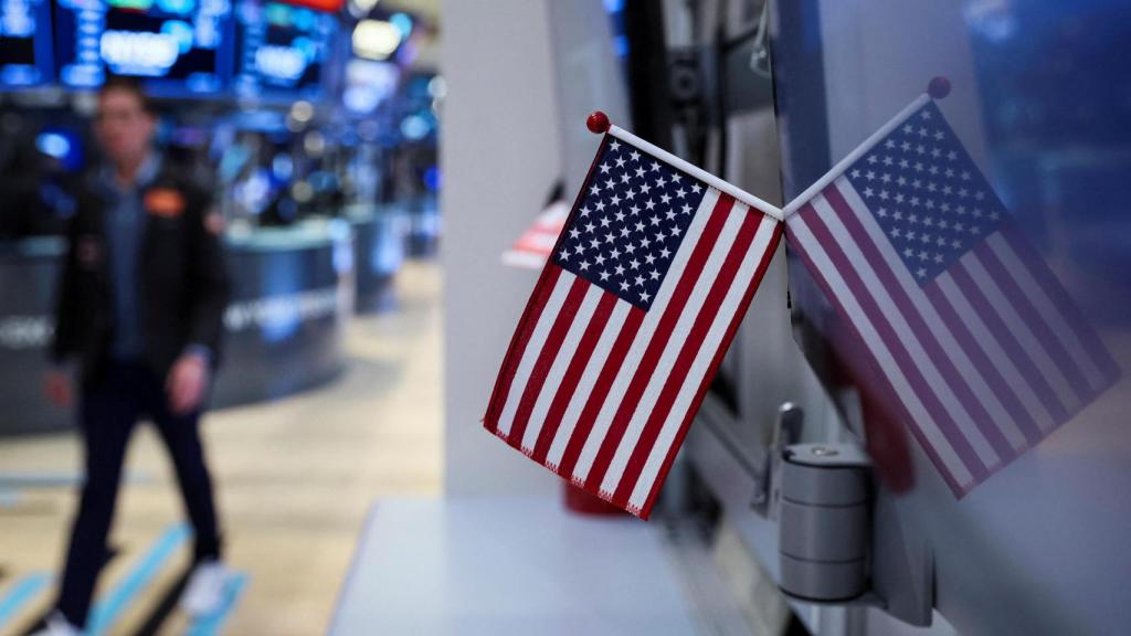 Una bandera de Estados Unidos en Wall Street.