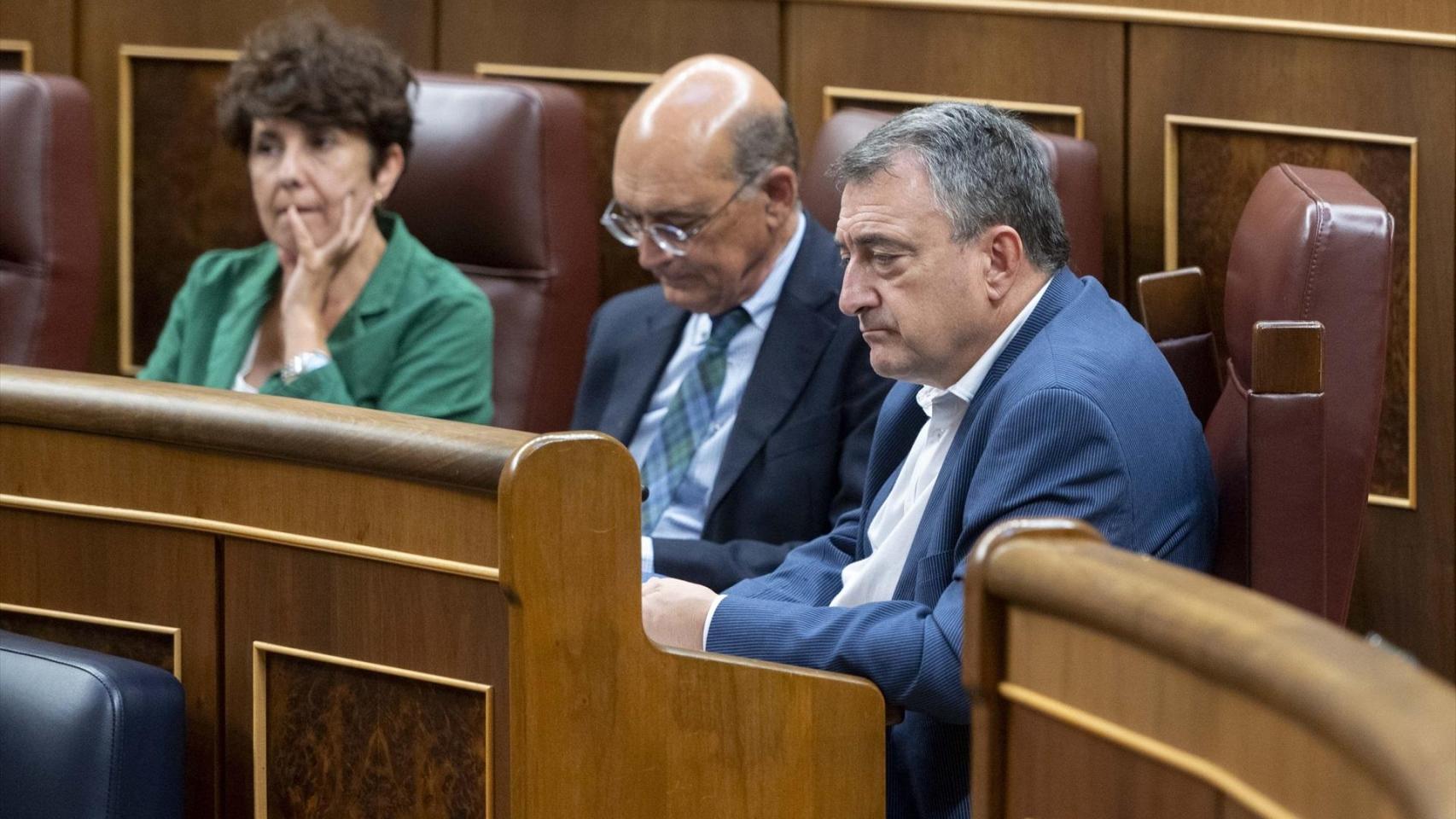 El portavoz del PNV en el Congreso, Aitor Esteban (1d), durante una sesión plenaria en el Congreso de los Diputados.