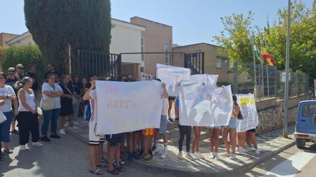 Concentración a las puertas del instituto de  Villanueva del Rosario.