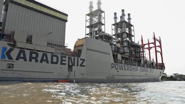 Una planta eléctrica flotante de la empresa Karpowership llega a Guayaquil.