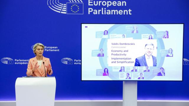 Ursula von der Leyen, durante la presentación de su equipo de comisarios este martes en Estrasburgo