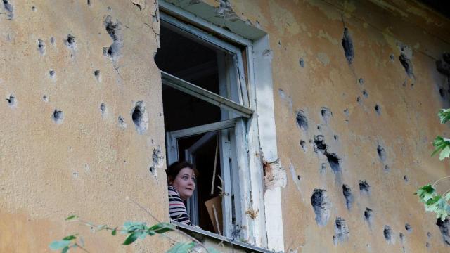 Una joven residente de Donetsk, en un edificio dañado por los últimos bombardeos.