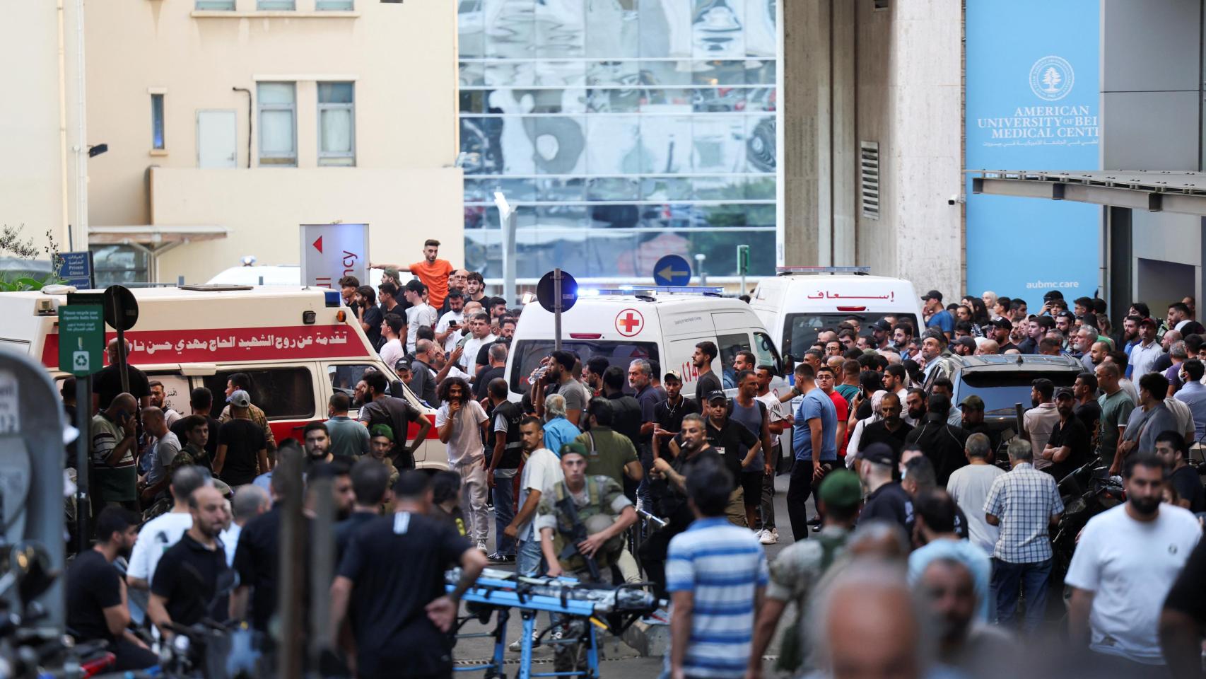 Las puertas del Hospital Universitario de Beirut, abarrotado tras las miles de explosiones registradas.