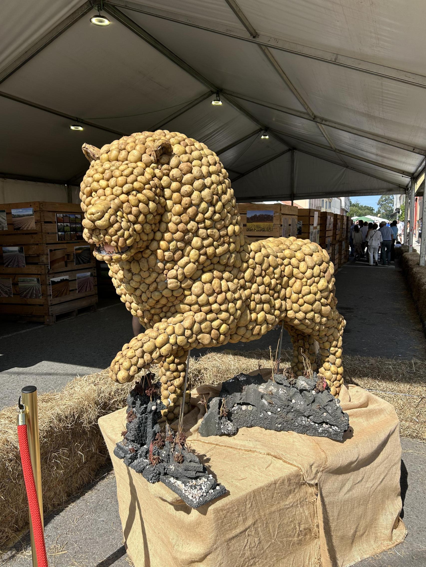 El león de patata a la entrada de la exposición