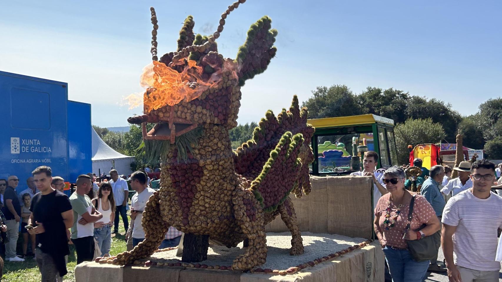 El dragón de patatas, escupiendo fuego