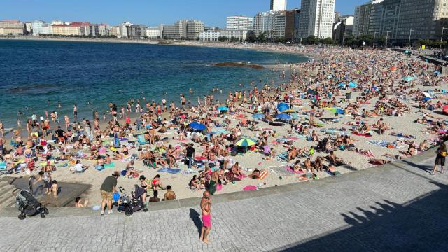 Playa de Riazor repleta de gente durante el verano