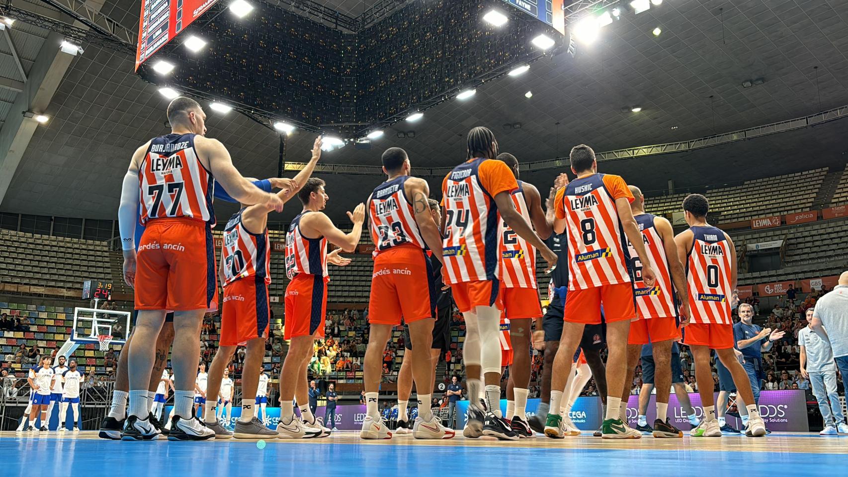 Plantilla Basquet Coruña en el partido contra el FC Porto