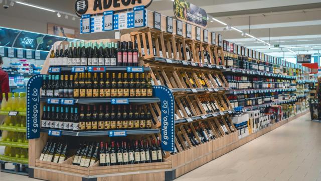 Sección de vinos en un Lidl de Galicia