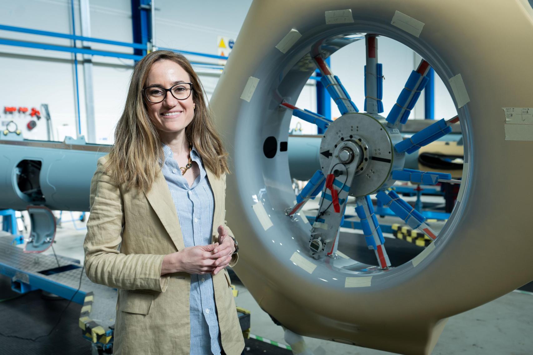 Aina Monfort, ingeniera industrial, en el taller donde se hace el fuselaje de helicópteros  de Airbus.