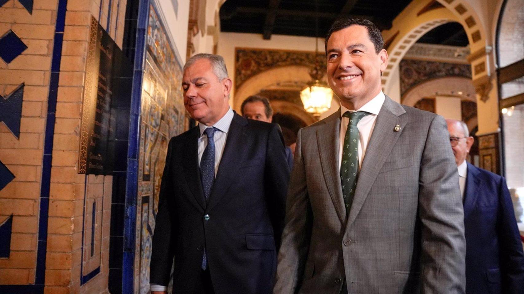 El presidente de la Junta, Juanma Moreno, y el alcalde de Sevilla, José Luis Sanz, antes de un desayuno informativo.