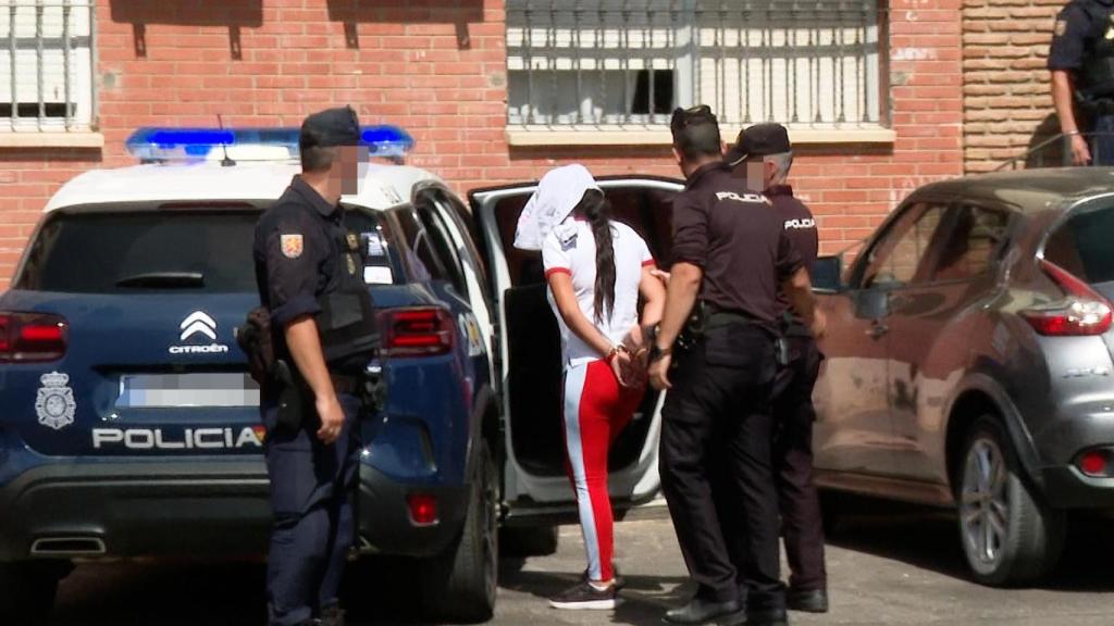 Una de las personas detenidas por tráfico de drogas en la operación donde han arrestado a cinco agentes de la Policía Nacional.