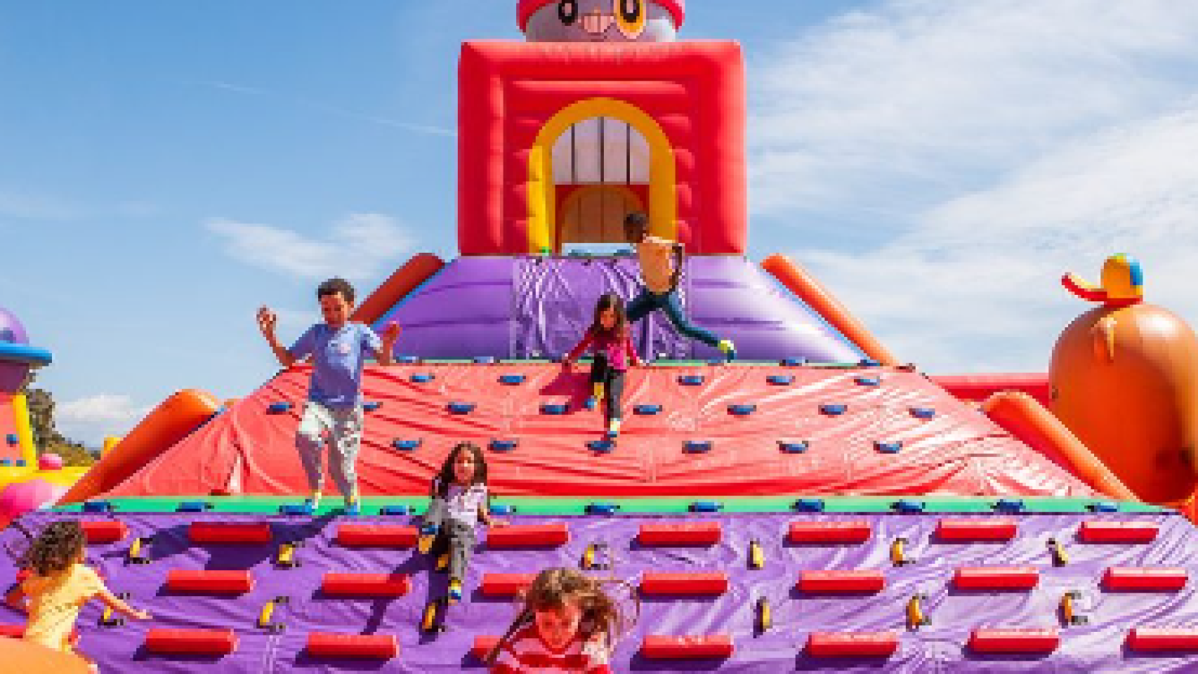 Imagen de varios niños disfrutando de una de las atracciones del parque