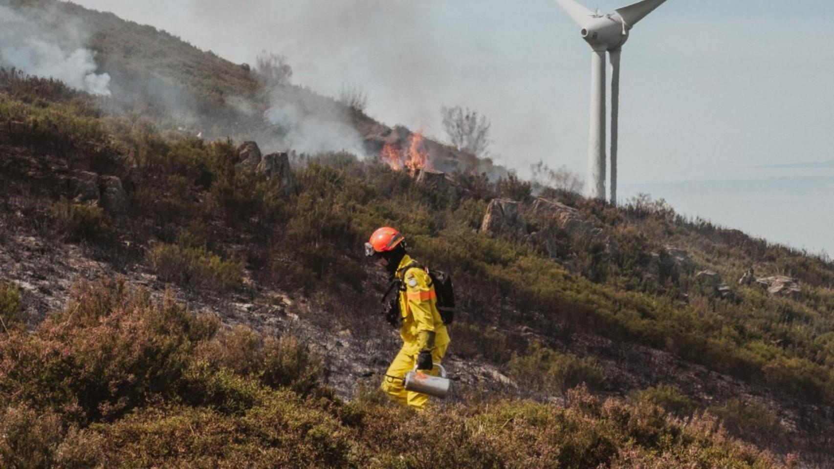 Un bombero en un incendio forestal en Portugal.