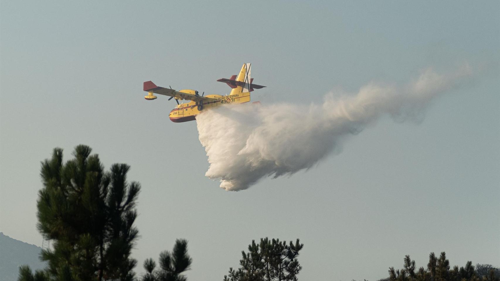 Un hidroavión trabaja en la extinción de un fuego en Galicia.