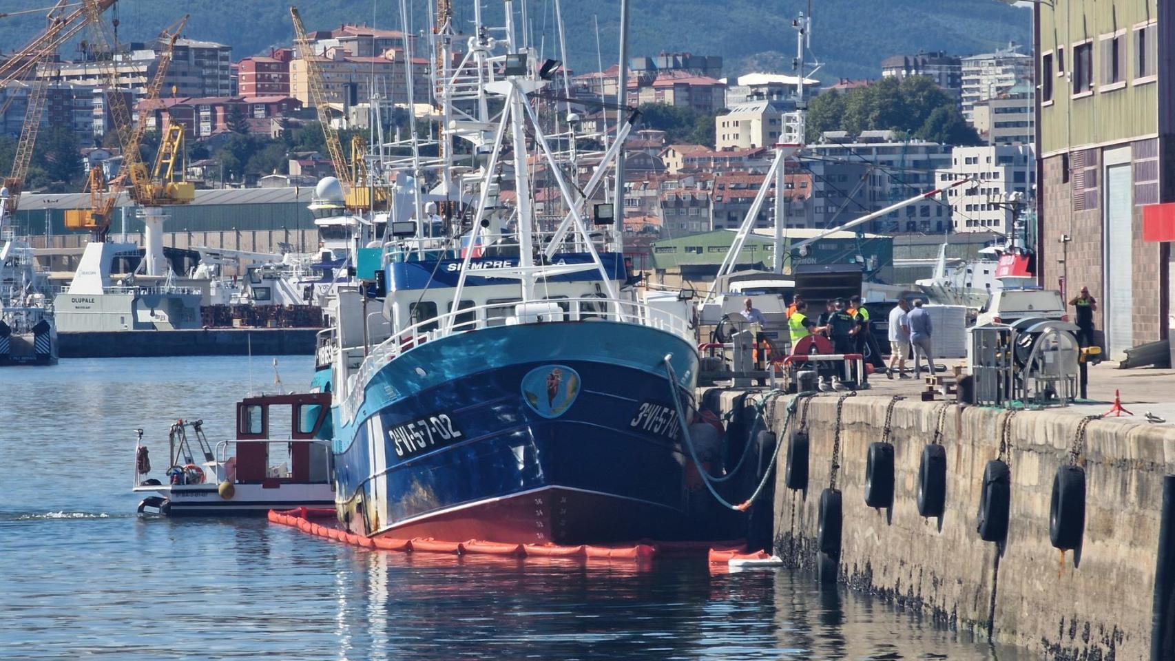 Palangrero 'Siempre Perla' tras ser estabilizado en el puerto de Vigo