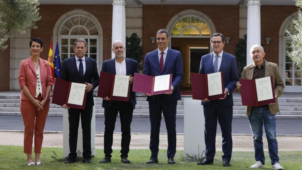 Pedro Sánchez y Elma Saiz posan con los representantes de la patronal y los sindicatos durante la firma del nuevo acuerdo en materia de pensiones este miércoles en el Palacio de la Moncloa.