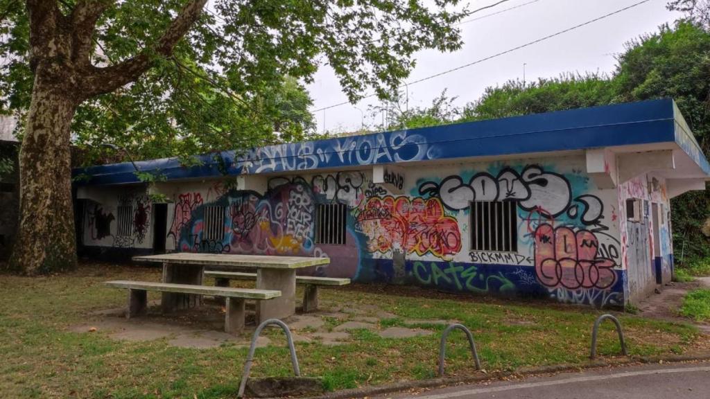 Construcción abandonada en As Xubias próxima al Materno Infantil.