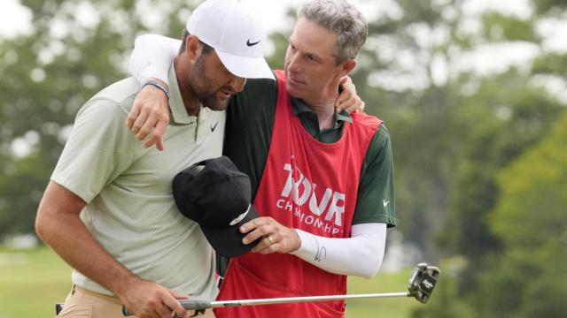 Scottie Scheffler, junto a Ted Scott, su caddie