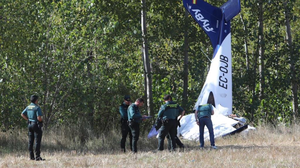 La Guardia Civil inspecciona el lugar del accidente aéreo en la provincia de Palencia