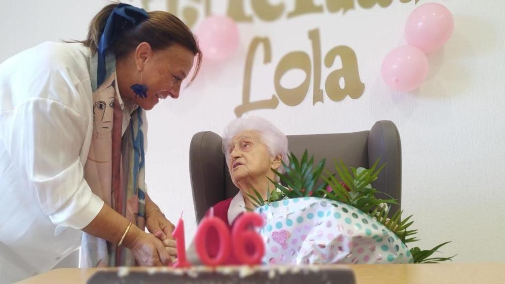 Lola cumple 106 años en una residencia de Santa Marta