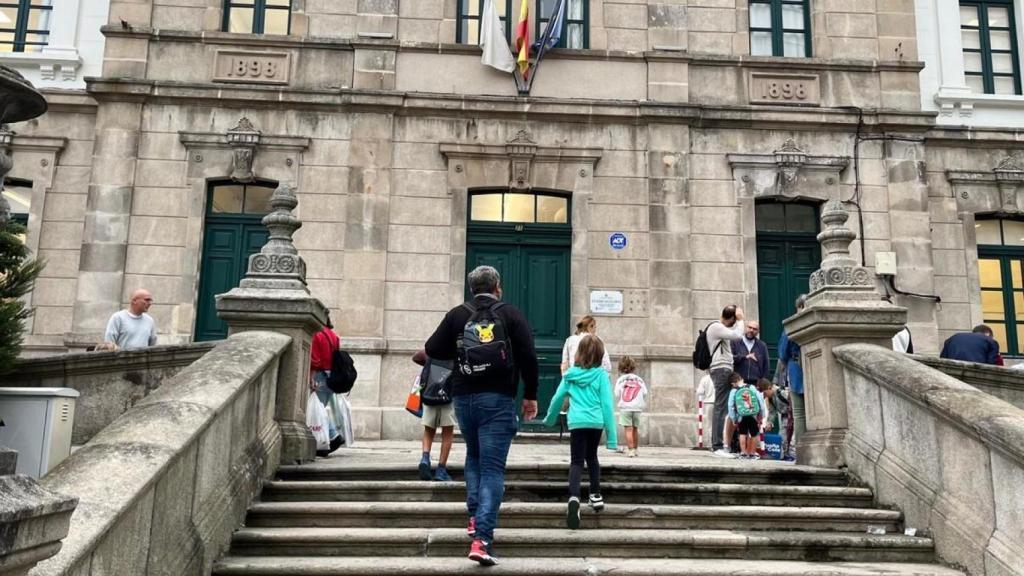 Niños acompañados a pie por su padres a un colegio de A Coruña.