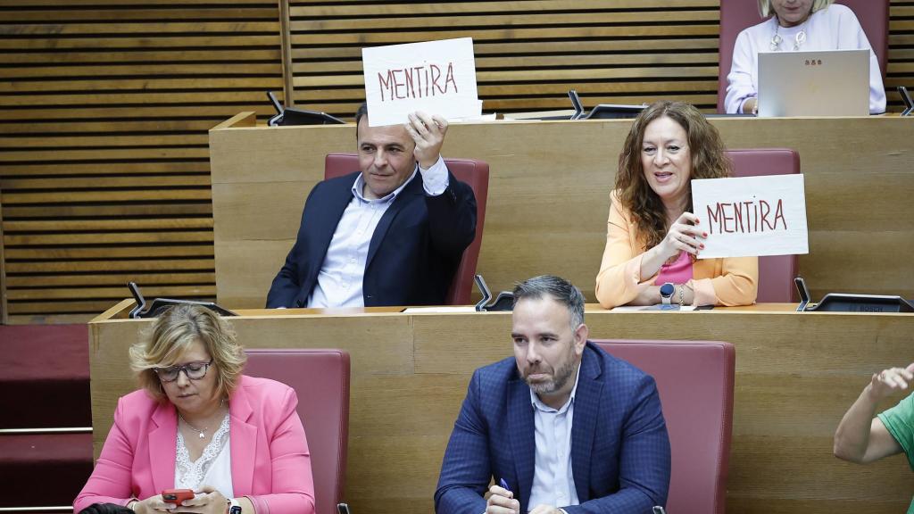 La bancada socialista durante el debate