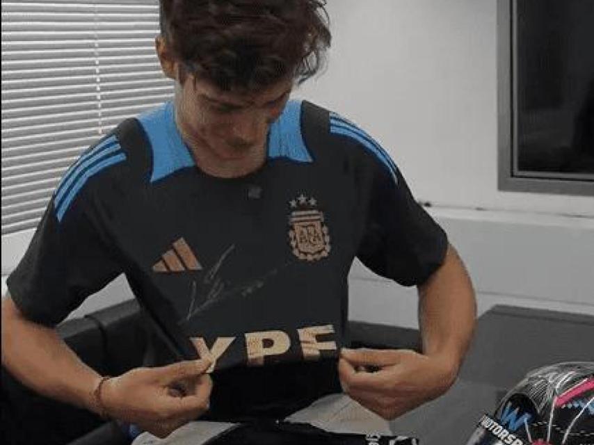 Colapinto con la camiseta de Argentina firmada por Leo Messi