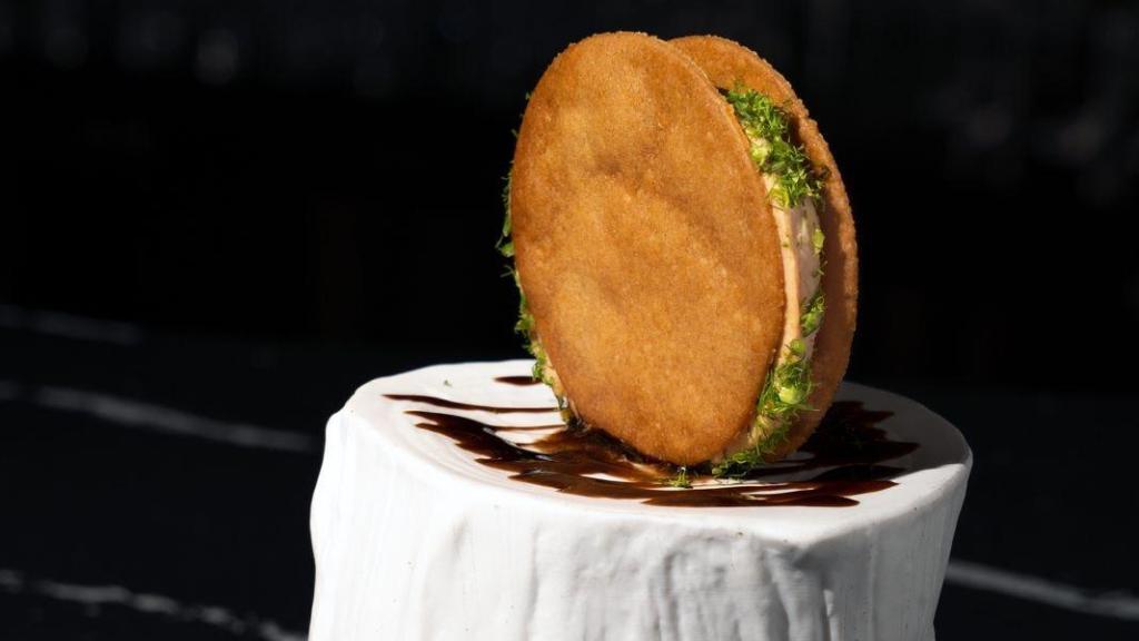 El alfajor de foie es la tapa fusión que se servirá con una copa de Agustí Torelló Mata Rosat Trepat Reserva de la D.O. Cava (7 euros).