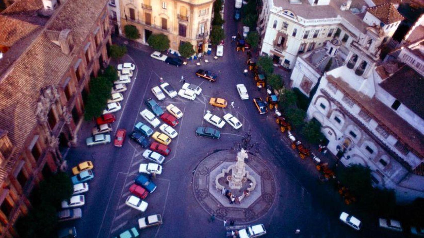 Coches junto a la Catedral.