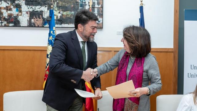 El alcalde Luis Barcala y la rectora Amparo Navarro el pasado febrero.