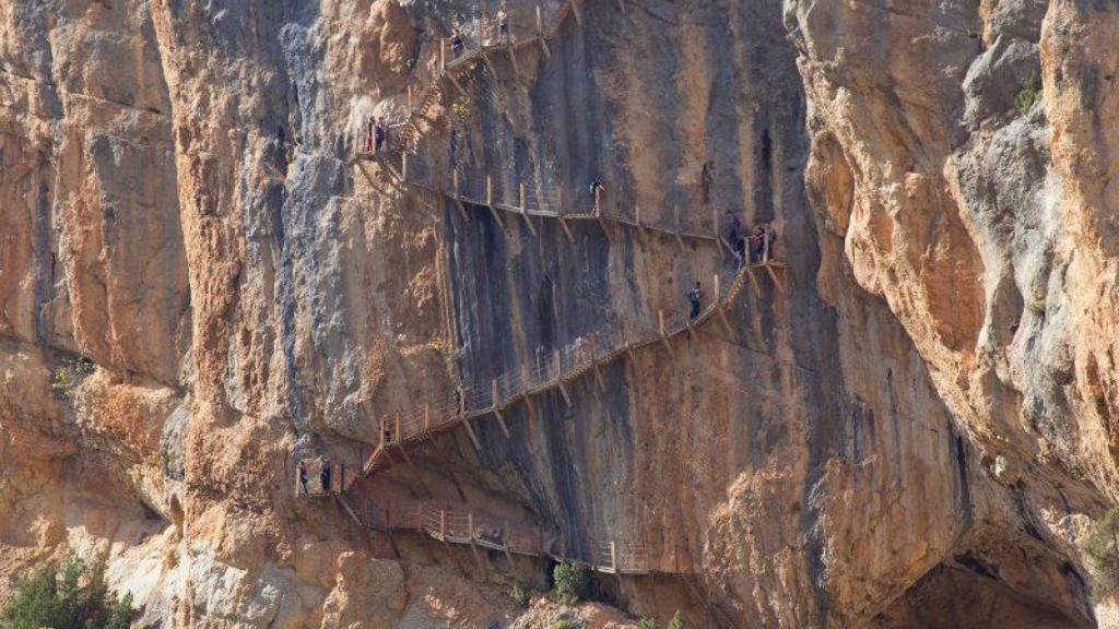 Escaleras en la ruta de Montfalco.