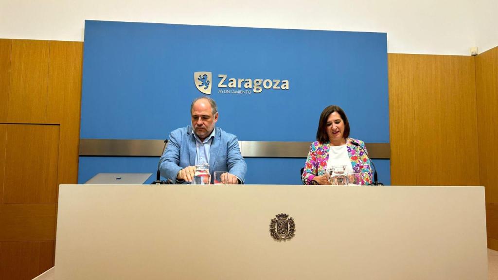 La consejera de Cultura, Sara Fernández, acompañada por el consejero de Participación, Alfonso Mendoza.