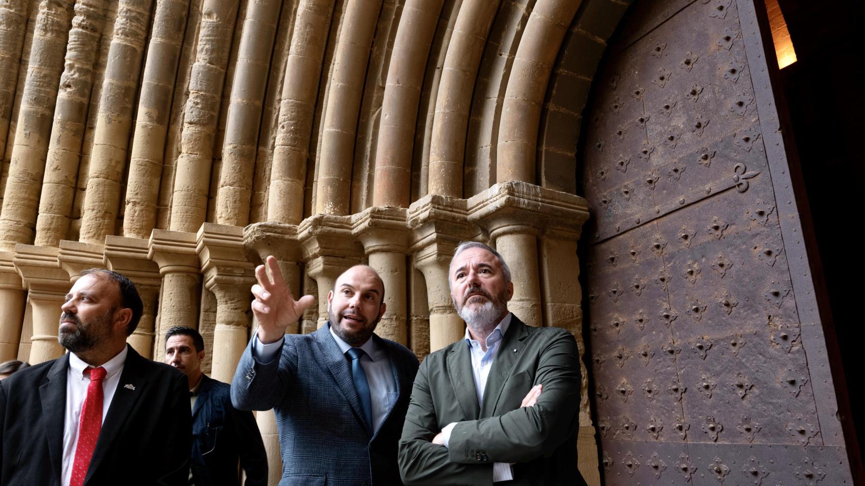 El presidente de Aragón, Jorge Azcón, ha visitado el Monasterio de Sijena