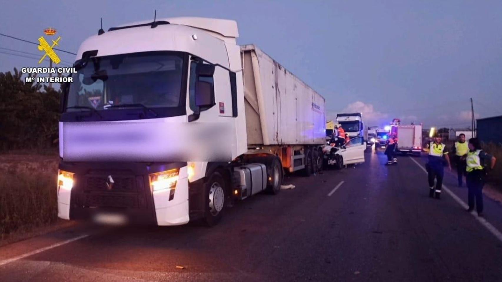 El vehículo ha colisionado contra un camión articulado, provocando la muerte del ocupante