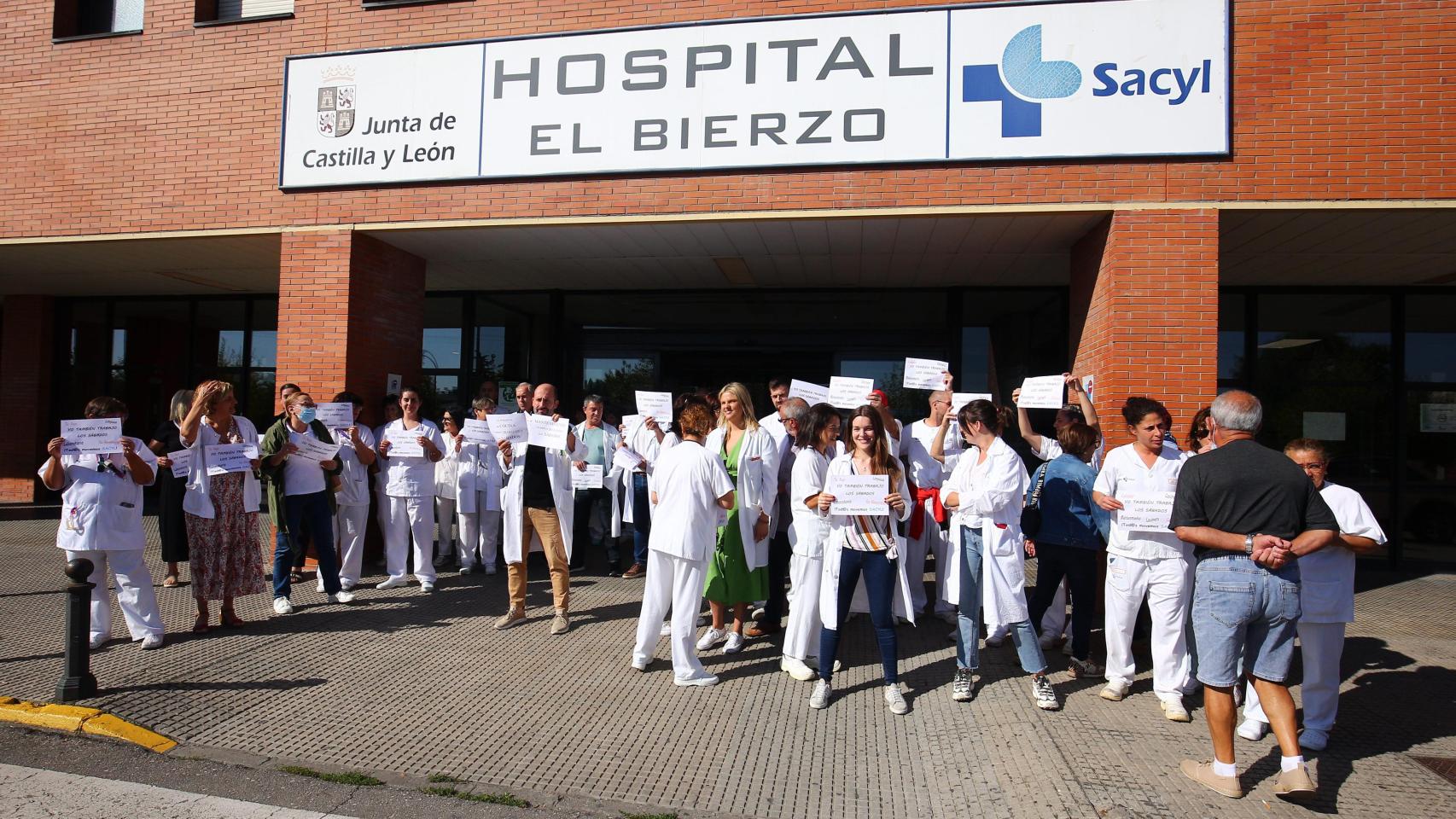 Una concentración en la puerta del Hospital de El Bierzo