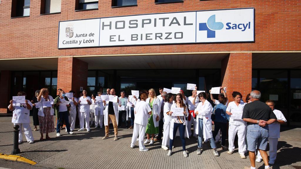 Una concentración en la puerta del Hospital de El Bierzo