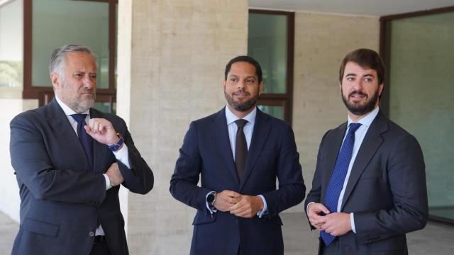 El presidente de las Cortes, Carlos Pollán, el secretario General de Vox, Ignacio Garriga, y el portavoz del grupo, Juan García-Gallardo, en una reunión con motivo del inicio del curso político