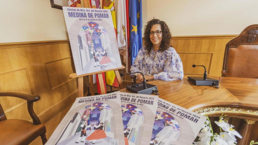 La concejala de Cultura y Turismo, Nerea Angulo, presenta el programa de fiestas de Medina de Pomar