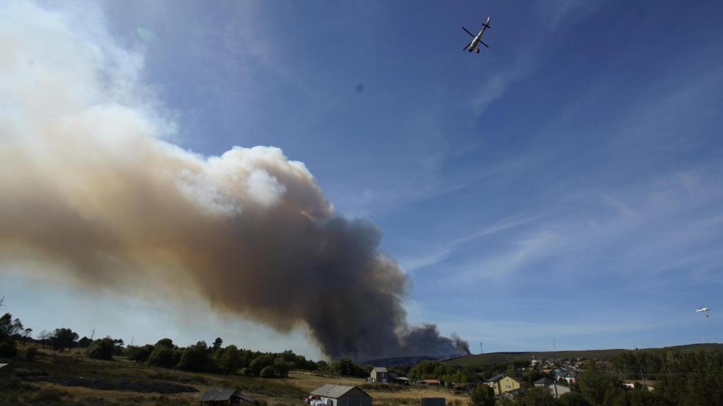 Imagen del incendio forestal de Brañuelas, en la provincia de León