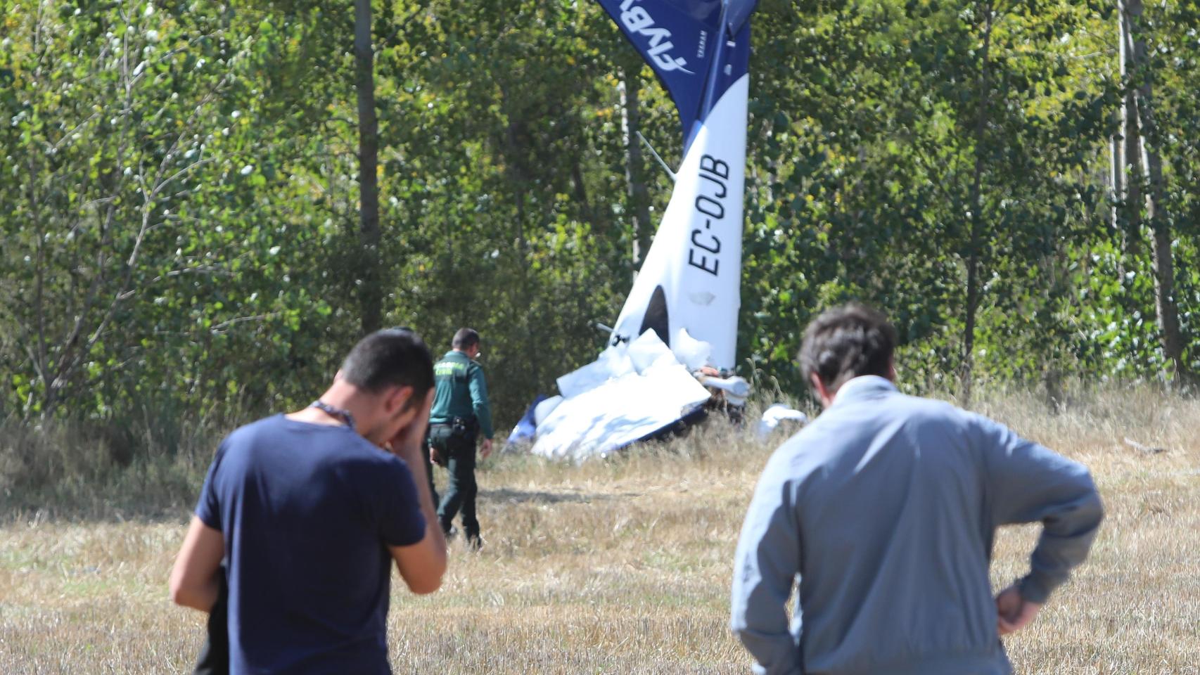 Un fallecido y un herido grave en el accidente de una avioneta en Abia de las Torres (Palencia), en la imagen la avioneta siniestrada