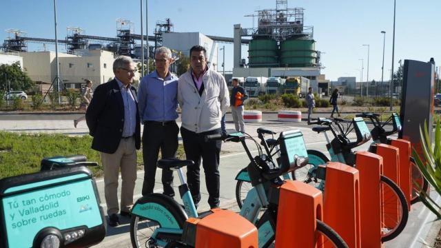 El concejal de Tráfico y Movilidad, Alberto Gutiérrez; y el gerente de AUVASA, Eduardo Cabanillas, presentan la nueva estación de Biki