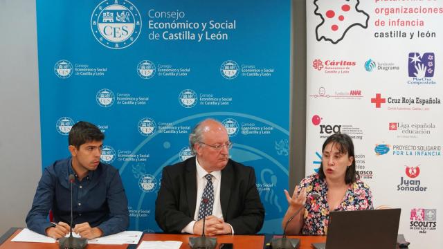 El presidente del Consejo Económico y Social de Castilla y León (CESCyL), Enrique Cabero; la técnica de pobreza infantil de la Plataforma de Organizaciones de la Infancia en España, Débora Quiroga, y el presidente en Castilla y León de este organismo, Hugo Abel Díez